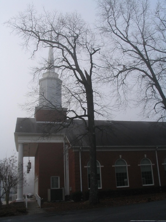 Gereja, kabut, pohon