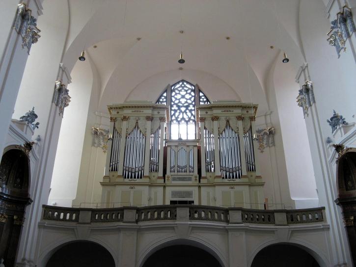 орган, церква