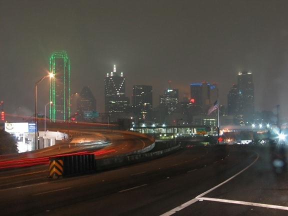 Dallas, niebla, noche