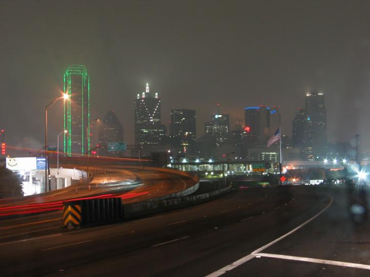 Dallas, nebbia, notte
