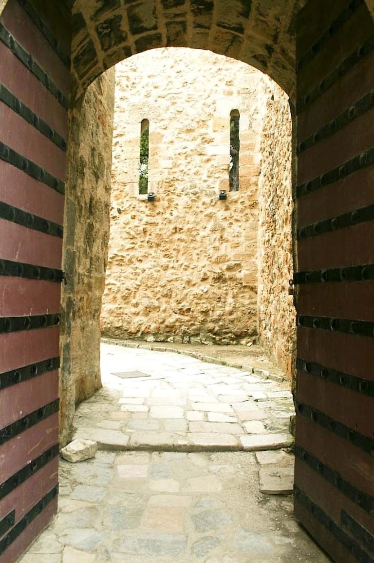 Лицо арка. Каменные стены Сардинии. Камни стен форта Баку в Старом городе. Закрытая стена.