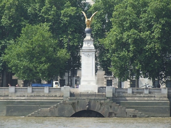 Памятник, Темза