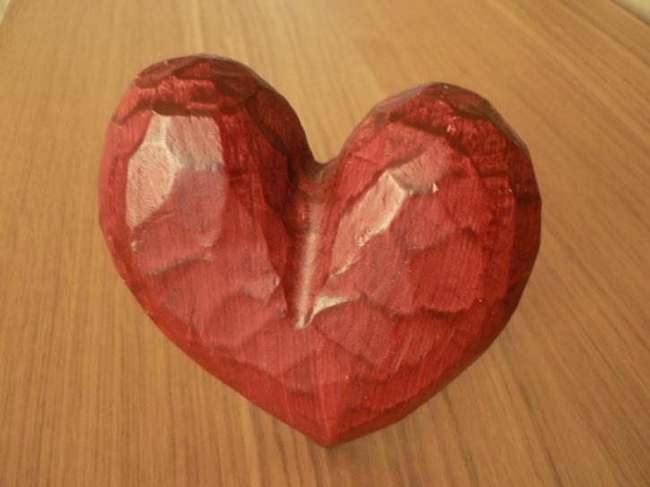 coração vermelho, de madeira,