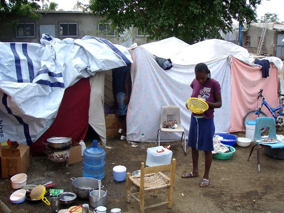 Haiti, donna, in piedi, al di fuori, di fortuna, tenda, casa