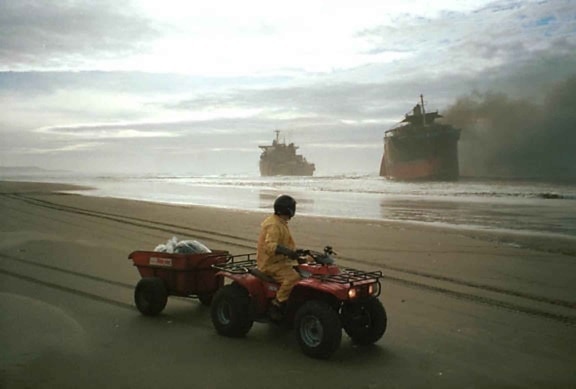 άνδρας, οδηγώντας, μικρό, κινητήρας, τέσσερις, τροχοί, παραλία, βλέποντας, πλοίο