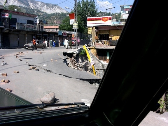 pakistan, earthquake, damage, bank, road