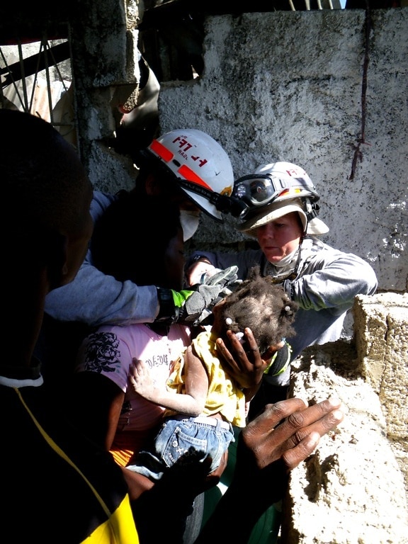 redning, baby, jordskælv, slog, Haiti