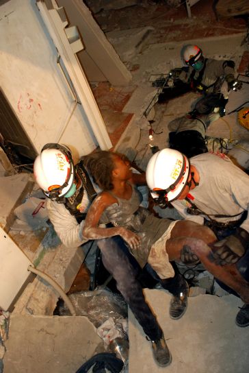 räddning, ung kvinna, jordbävning, Haiti