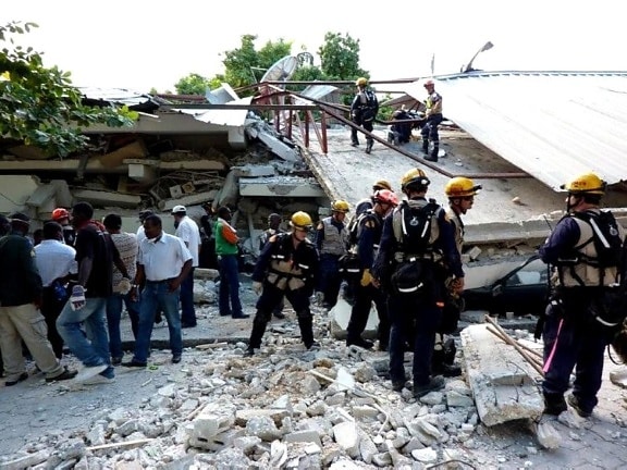 поиска, спасения, персонала, помогая, Гаити, землетрясение