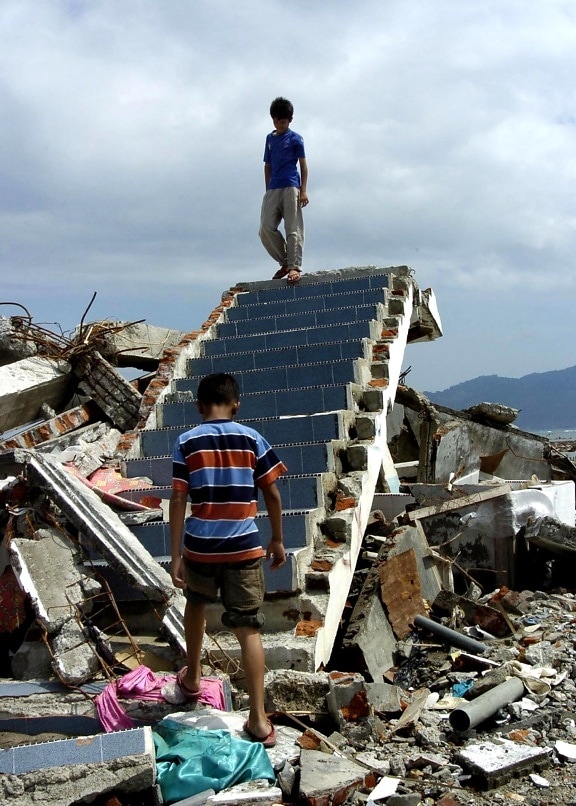 cunami, matematika, Indonézia, zničené, bývanie, chlapci, zničená, schody, dom