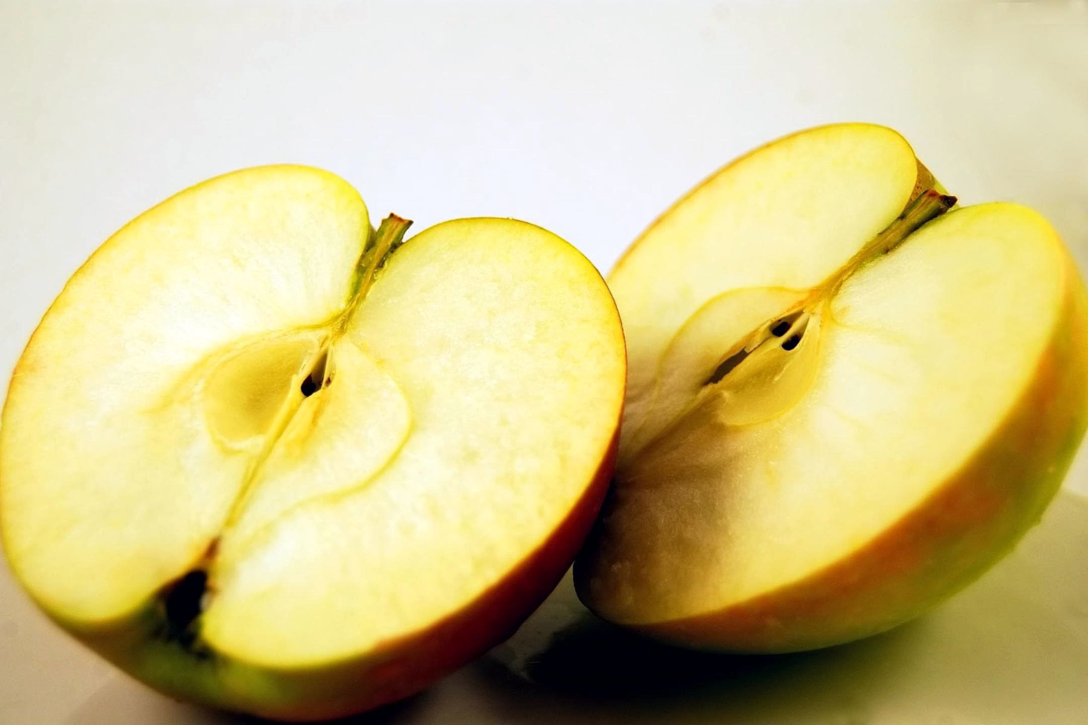 Две трети яблока. Половинка яблока. Яблоко разрезанное пополам. Две половинки яблока. Две половины яблока.