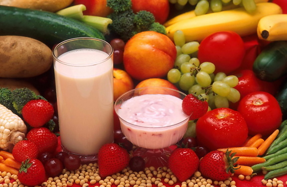 vihanneksia, hedelmiä, jogurttia, maitoa