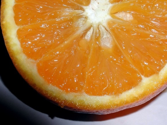 jugosa, de color naranja