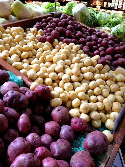 Agrupamento, três, diferentes, tipos de batatas, exposição, mercado