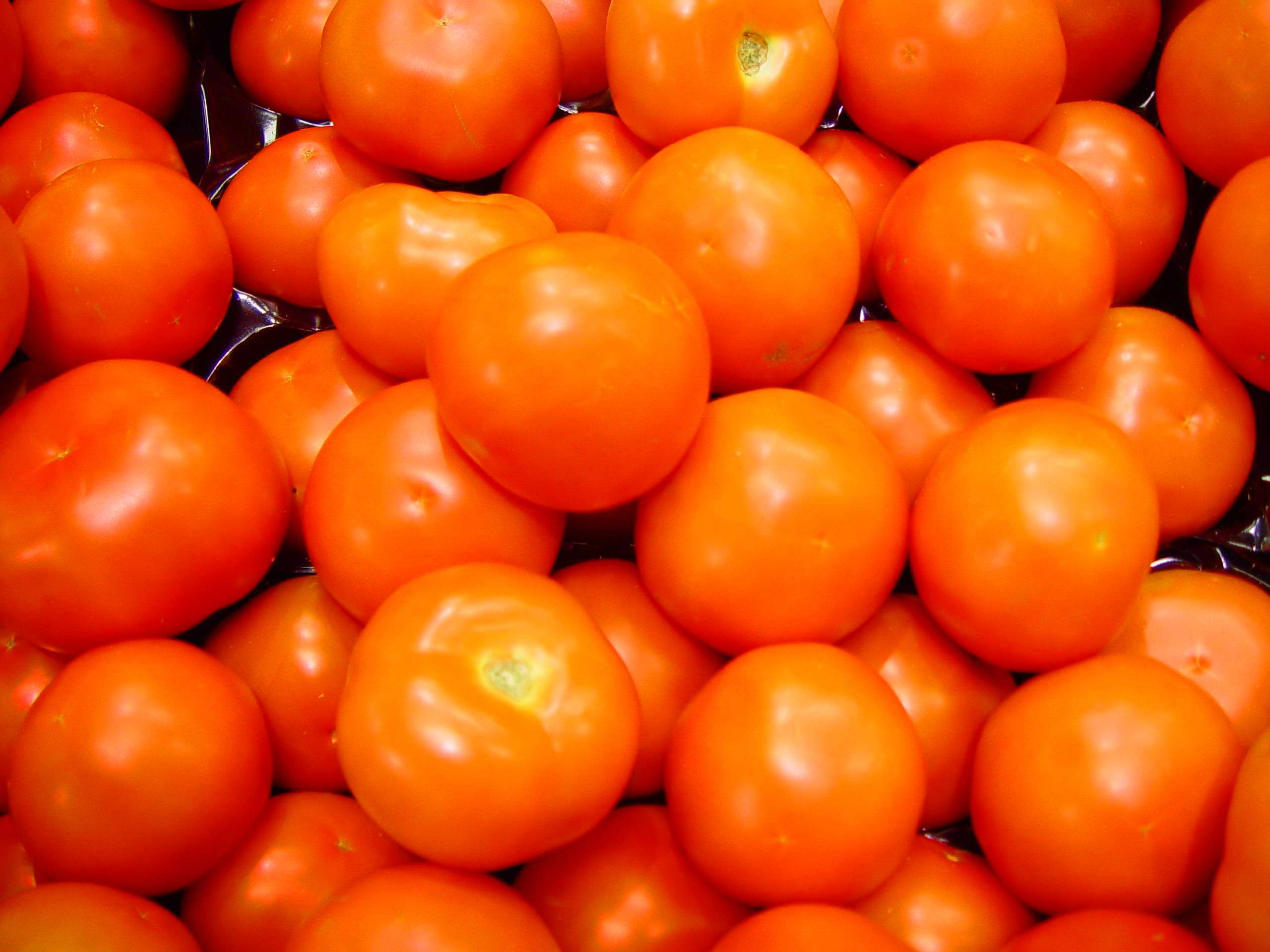 Are fruit tomatoes. Томаты оранжевые лучшие сорта. Помидоры красно оранжевые. Помидор сорт квадратный. Томат оранжевая ягода.