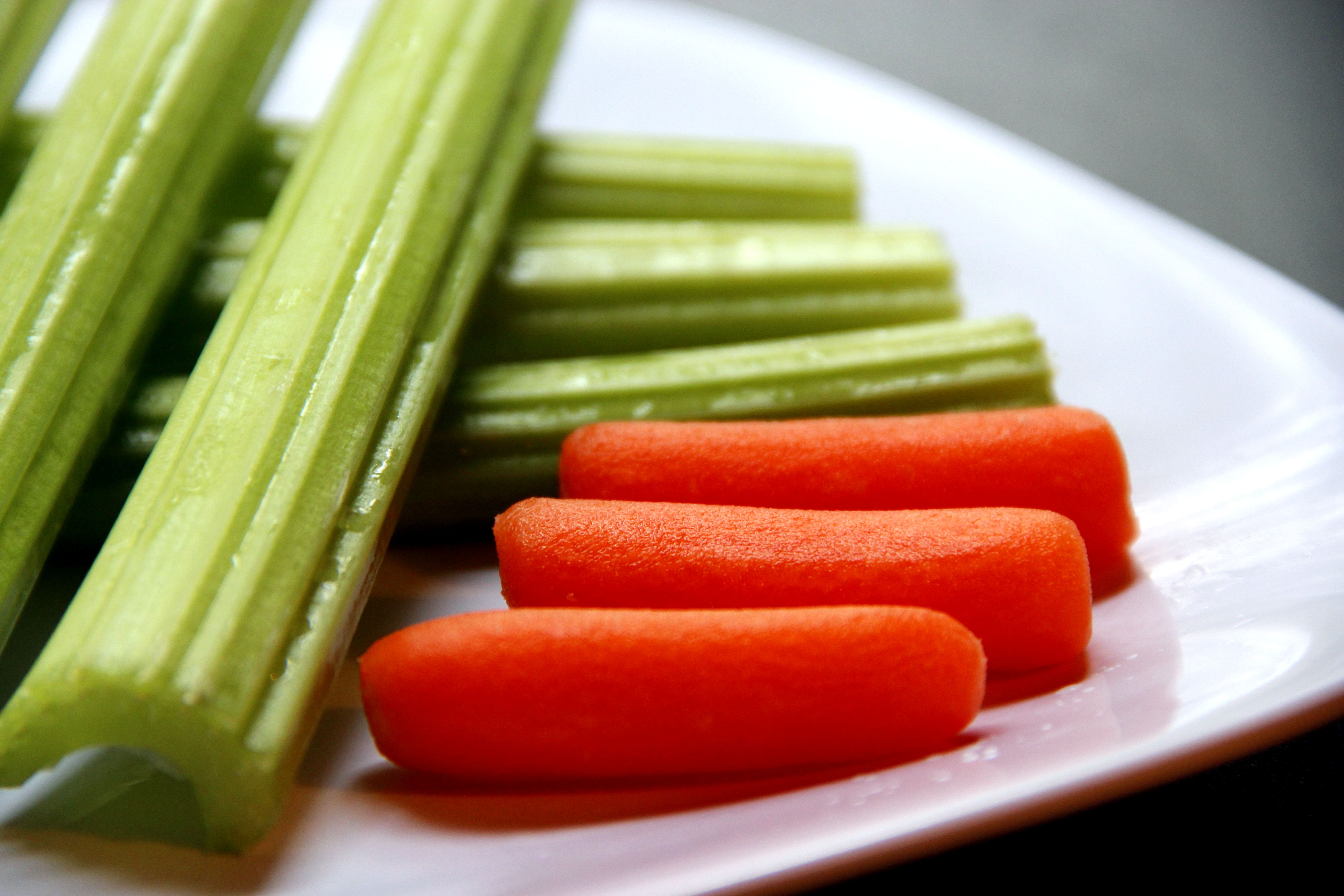Сельдерей в холодильнике. Сельдерей огурец морковь. Овощи нарезанные палочками. Морковные палочки с соусом. Овощные палочки сельдерей и морковь.