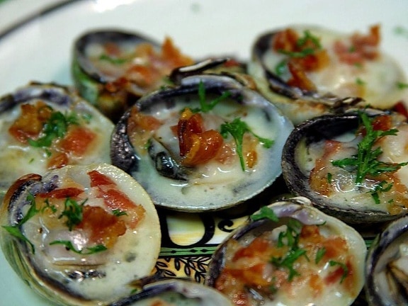 baked, clams, champagne, sauce, pancetta