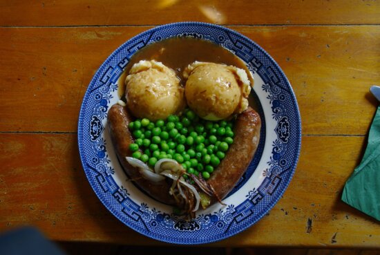 bangers, mash, old, china, plate, wooden, table