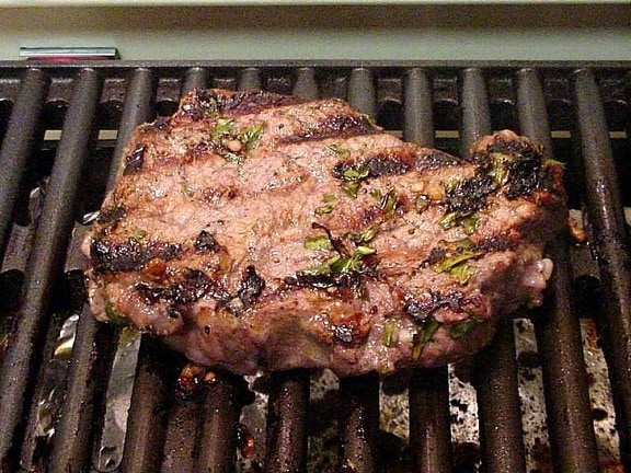 marinovaný steak, gril