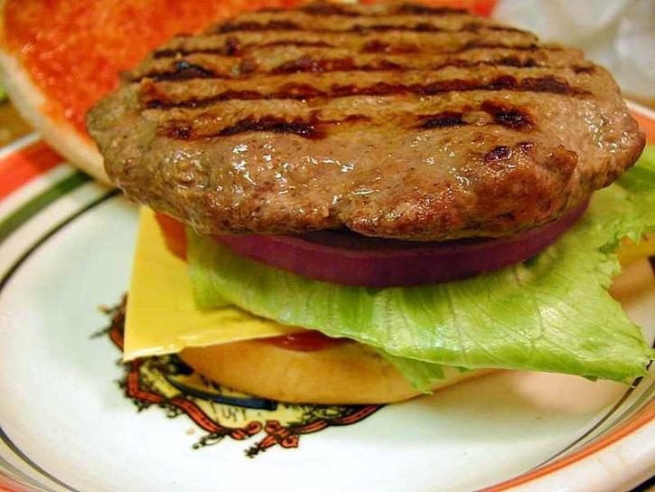 hamburger vlees patty, pasteitjes, sla, tomaten, broodjes