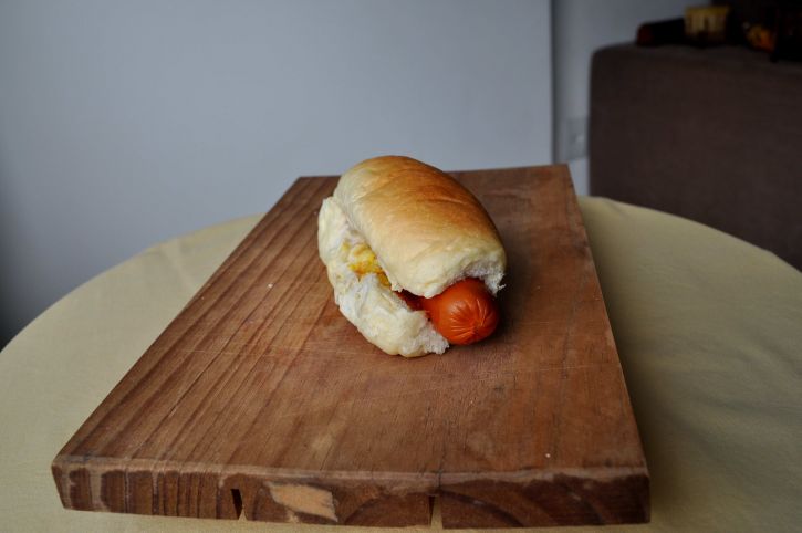 Sandwich, chleb, kiełbaski, drewniane, płyta