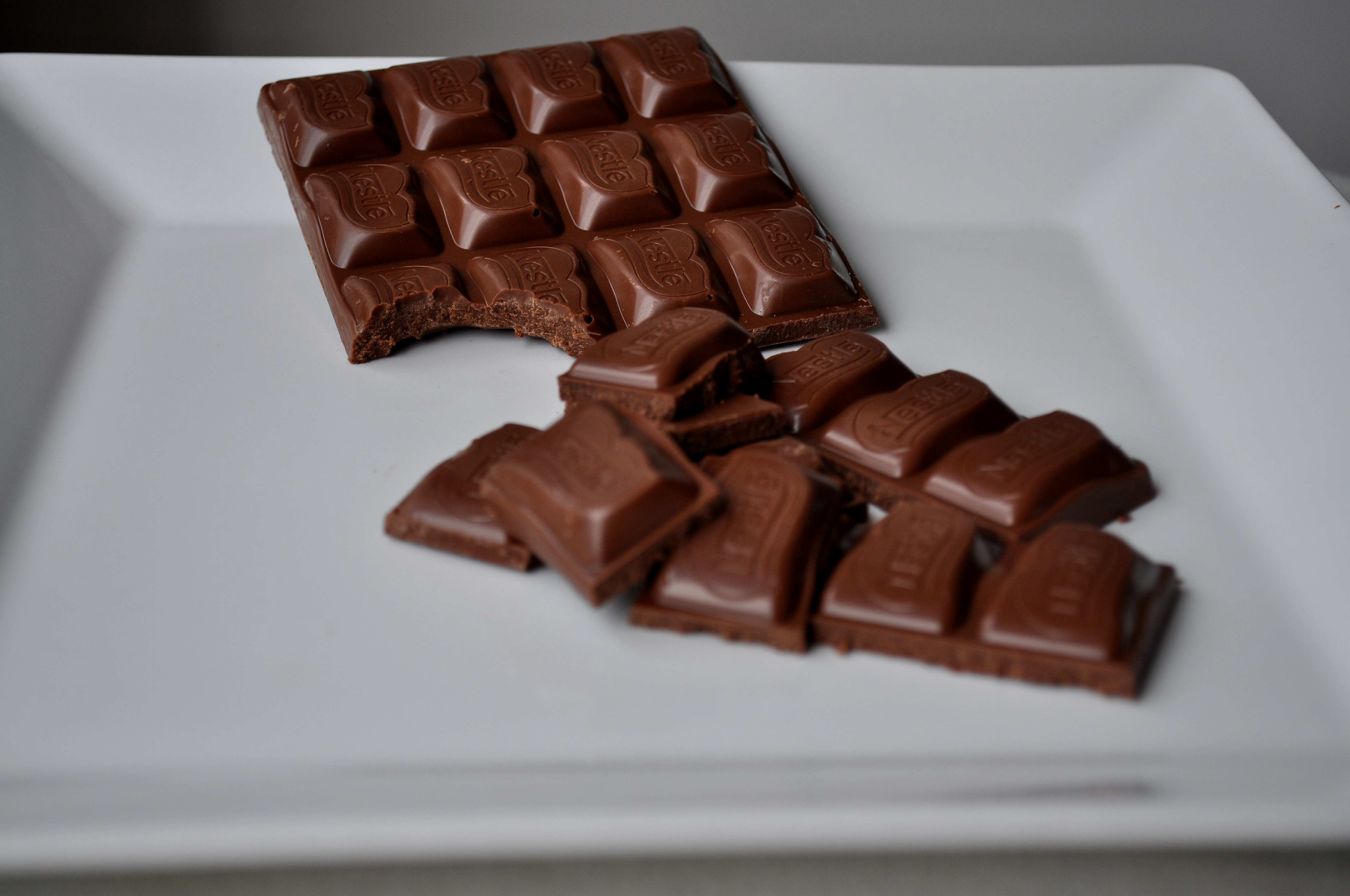 Обычную шоколадку. Шоколад плиточный молочный. Плитка шоколада. Шоколадная плитка. Молочный шоколад плитка.