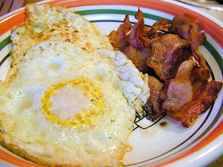 卵、ベーコン、朝食