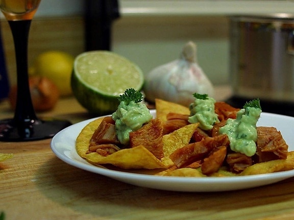nachos, limes, paltes, chips, garlic, kitchens