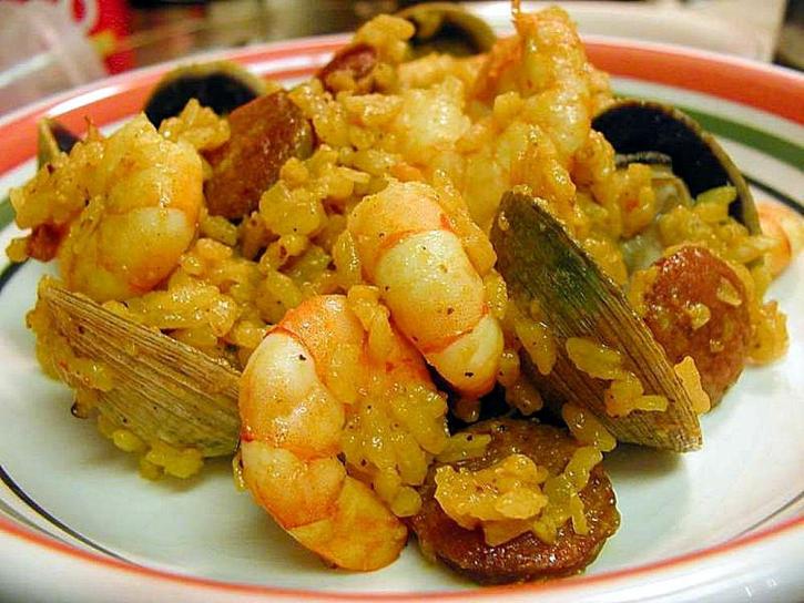 paella de camarão, amêijoas, salsichas, arroz