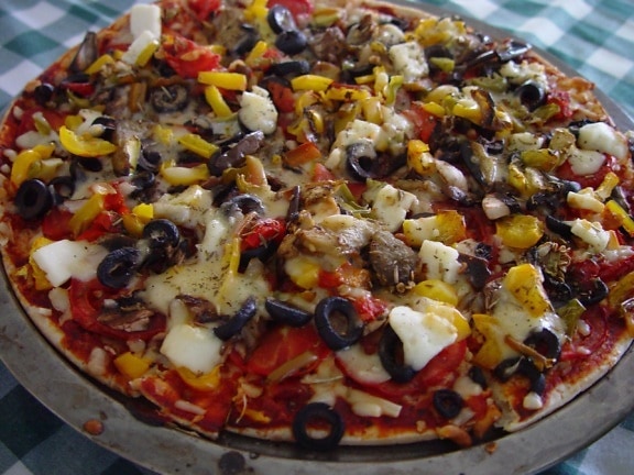 pizza, feta, olives, capsicum