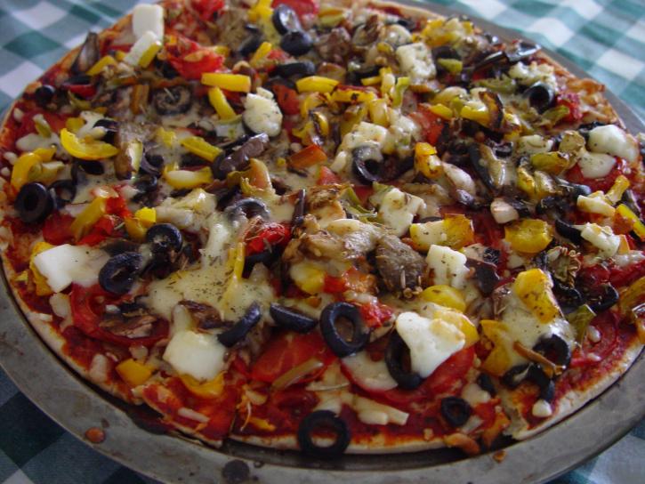 Pizza, feta, oliivit, paprika
