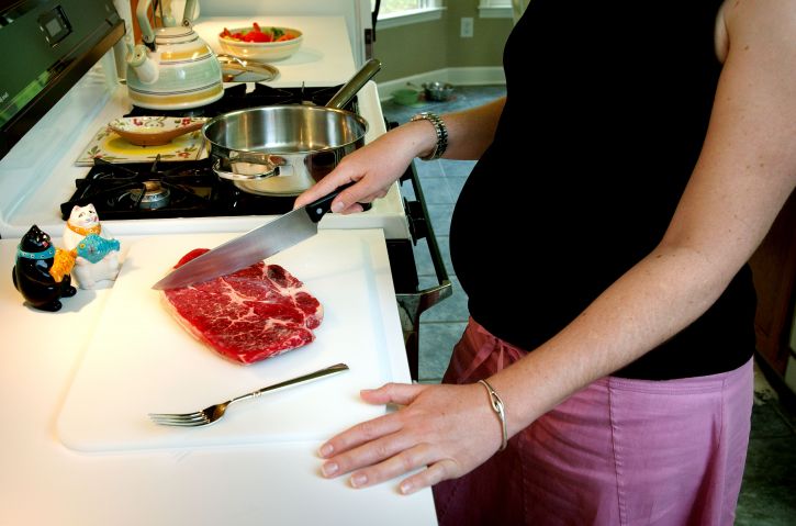вагітна, жінка, кухня, ножем, вирізати, м'ясо, приготування їжі