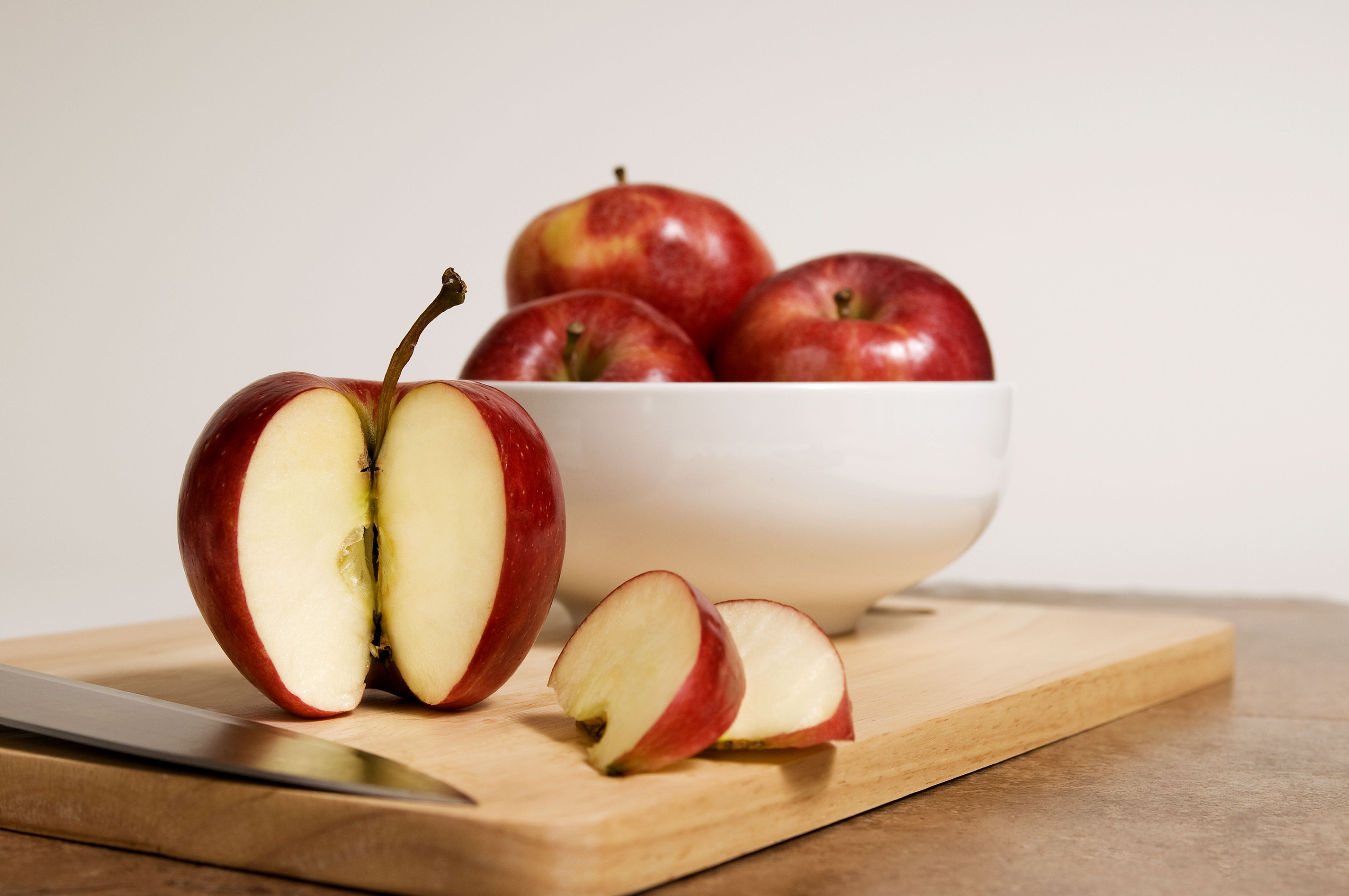 Съем яблок. Яблоко на тарелке. Яблоко на тарелочке. Обеденное яблоко. Здоровое яблоко на переднем фоне.