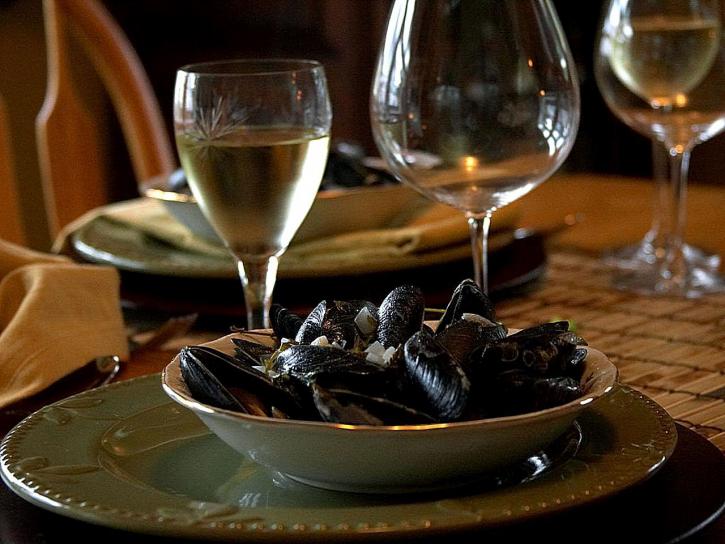 steamed, muscles, dinner, table