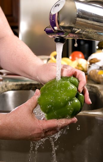 lavage, vert, poivron, frais, en cours d'exécution, robinet, l'eau