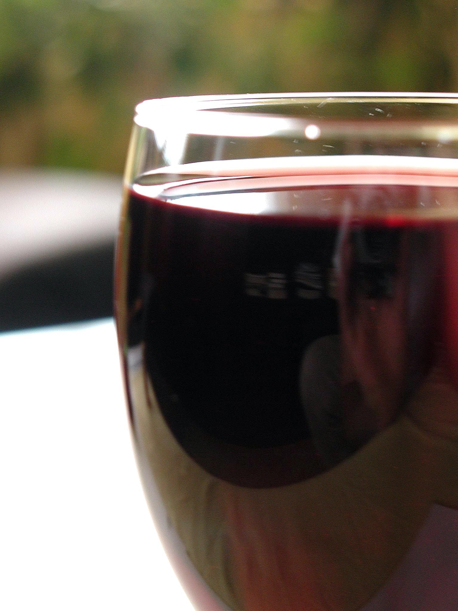 Красное вино со стеклянной пробкой. Винница вино. Вино фото в стекле. Как закрыть вино