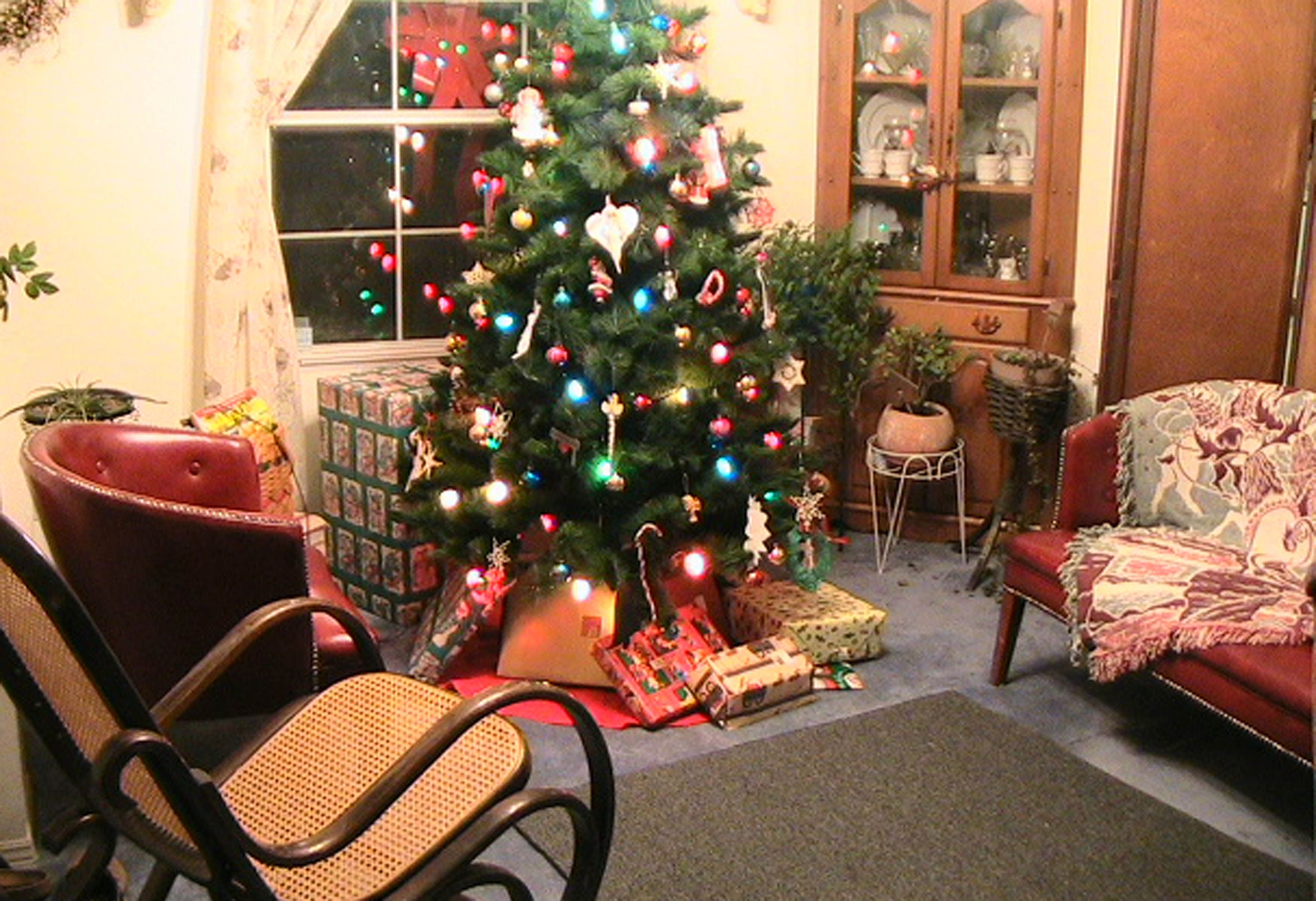 家里壁炉旁的圣诞树照片摄影图片_ID:302722494-Veer图库
