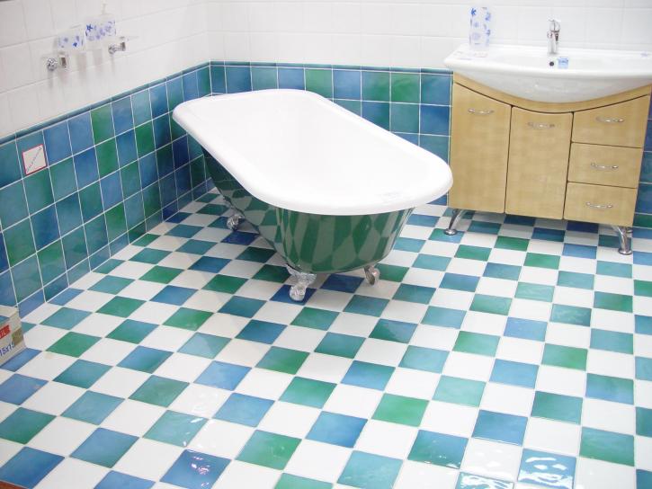 badkuip, groen, blauw, wit, tegels