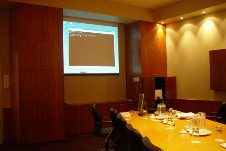Sala konferencyjna, projektor, ekran