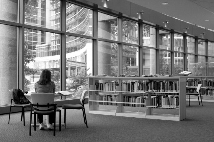 kvinne, sittende, bibliotek