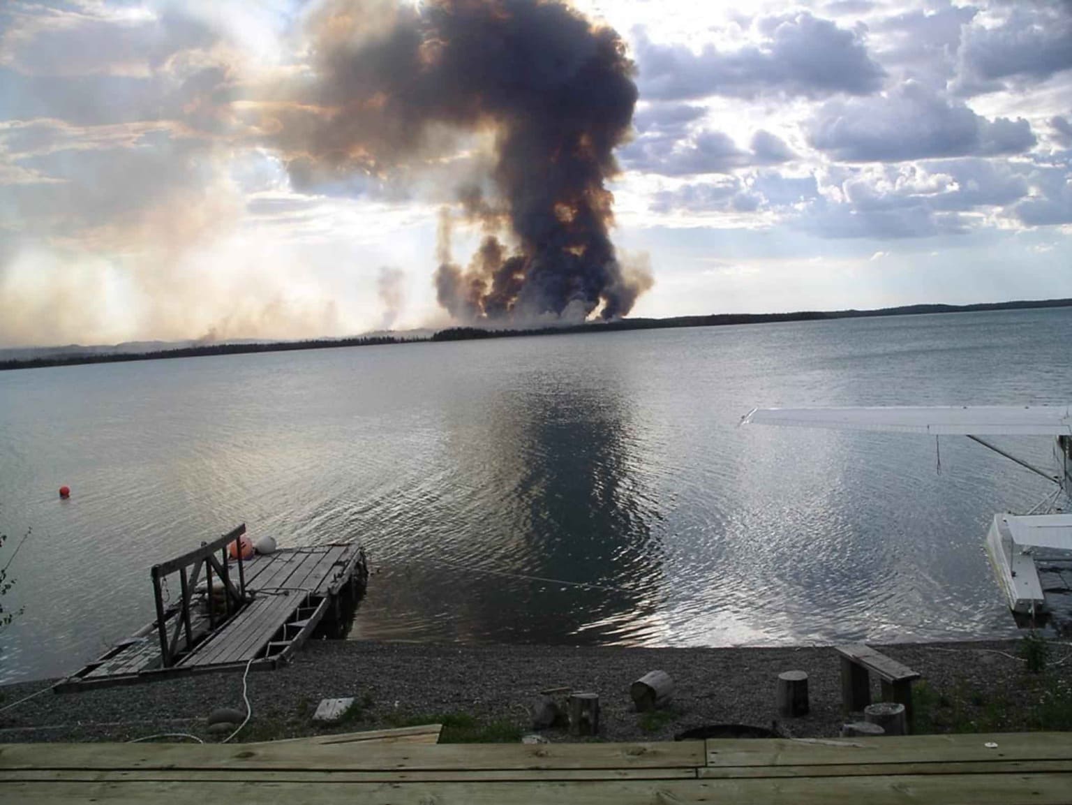 Дым в озерах. Столбцы озеро. Black Smoke Rising. Дым и море Владивосток. Колонка Озерное.
