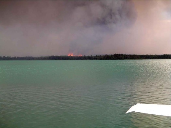 スキラック湖、煙、火災します。