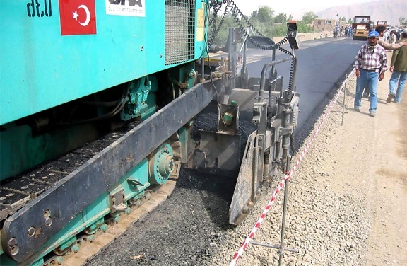 primo, strato, asfalto, di cui, compattato, ghiaia, di base, di Kabul, Kandahar, strada