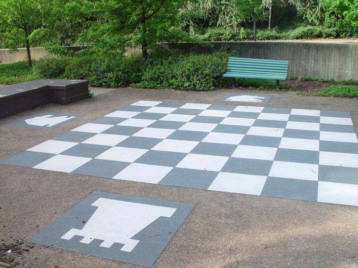 jättiläinen shakkilaudalla