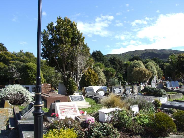 hroby, Karori, cintorín