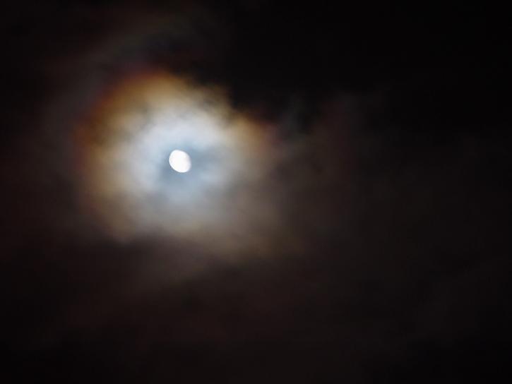 la luna, las nubes