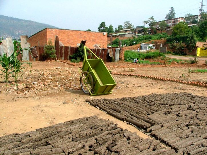 geri dönüşüm, proje, Kigali, temizler, mahalleler, işleri, yakıt, briket oluşturur