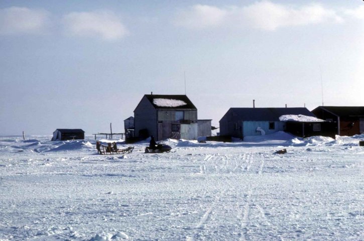 雪、屋根付きの小さな村