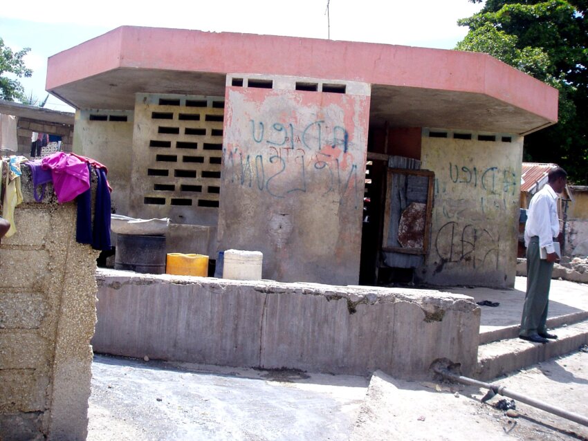 this-water-kiosk-in-petit-goave-was-broken-requiring-the-city-to-turn-off-its-water-supply-850x638.jpg