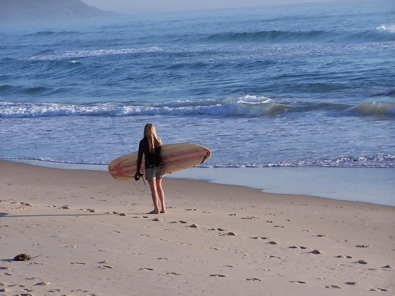 femelle, femme, surfer, plage, océan